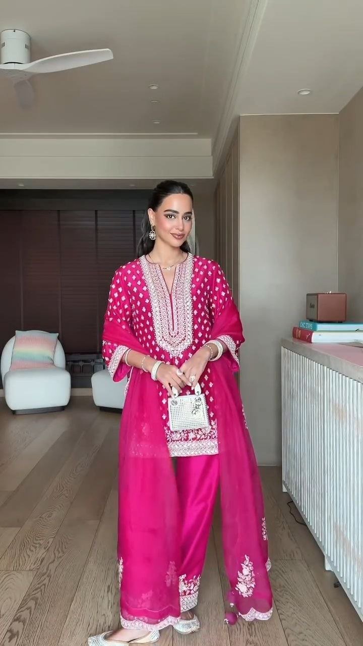 Fuchsia Pink Embroidered Kurta Set with Organza Dupatta - Image 4