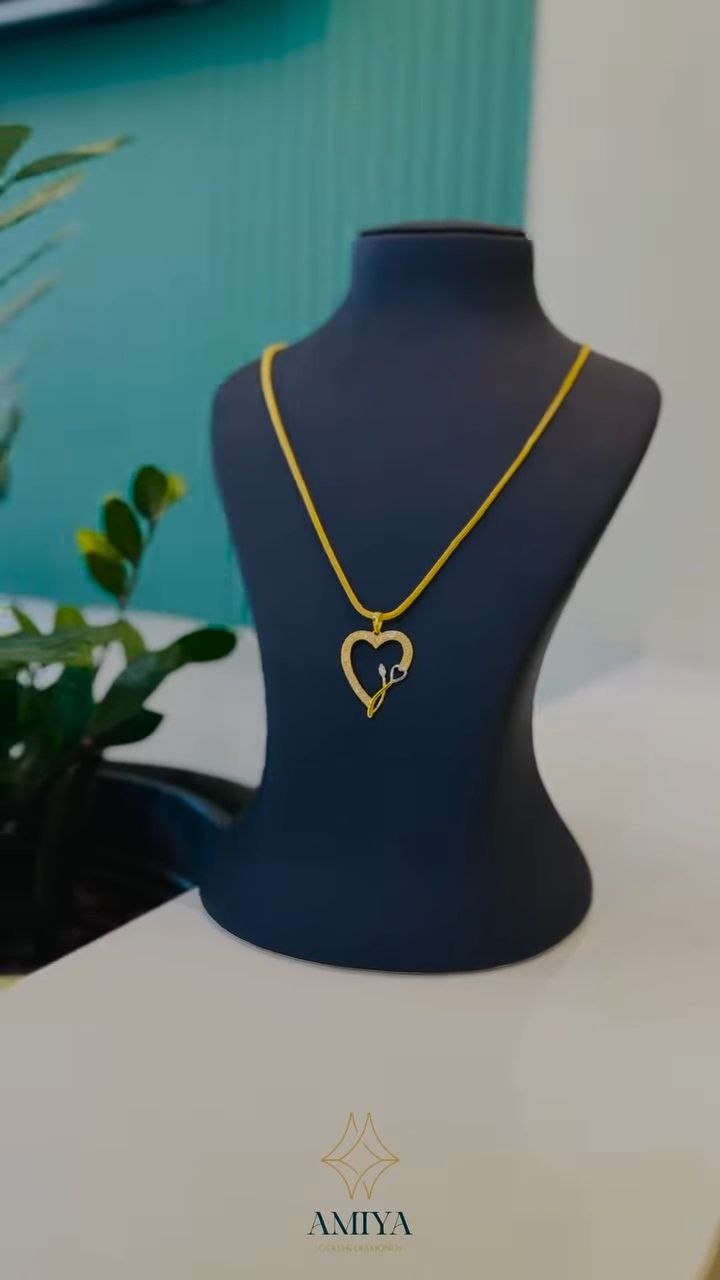 Minimal Gold-Tone Circular Pendant Necklace with Beaded Accents - Image 5