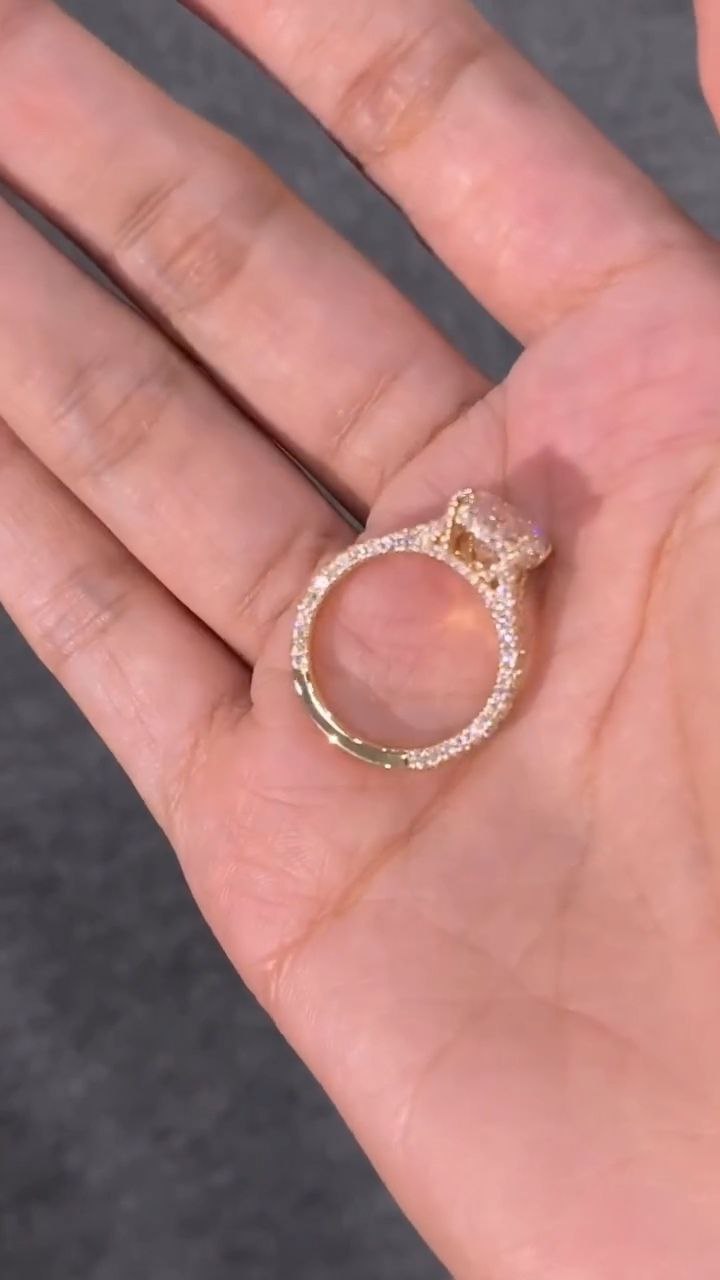Elegant gold ring with stones - Image 4